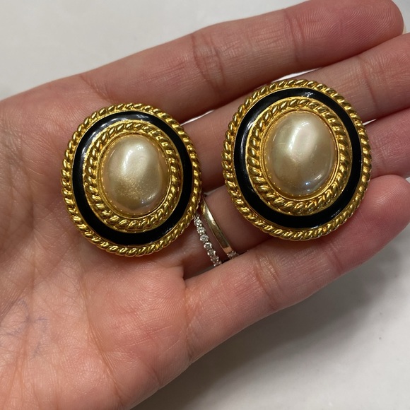 Vintage Carolee gold tone black enamel faux Pearl butting clip on earrings - Picture 4 of 6